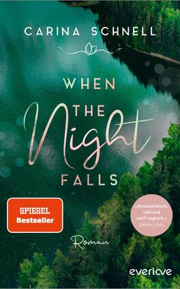 Das Buchcover zeigt eine ruhige Landschaftsaufnahme eines Gewässers, umgeben von üppigem grünem Wald. Im oberen Bereich erstrahlt der Titel „WHEN THE NIGHT FALLS“ in eleganter, geschwungener Schrift, wobei „NIGHT“ durch eine besondere Typografie hervorgehoben wird. In der unteren linken Ecke befindet sich ein rotes Label mit dem Text „SPIEGEL Bestseller“. Rechts unten ist eine rosa, runde Auszeichnung mit dem Satz „#Atmosphärisch, wild und sanft zugleich“. Die Farbpalette ist von sanften, beruhigenden Naturtönen geprägt, die eine träumerische Atmosphäre erzeugen.