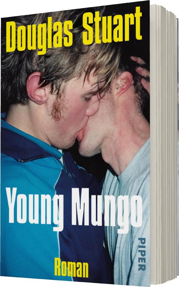 Das Buchcover zeigt zwei junge Männer, die sich in einem innigen Kuss befinden. Die Szene strahlt eine emotionale Intensität aus und wird von einem stimmigen, dunklen Hintergrund untermalt. Der Titel „Young Mungo“ leuchtet in großen, weißen Buchstaben, während der Name des Autors „Douglas Stuart“ in auffälligem Gelb darüber platziert ist. Die Typografie ist modern und kräftig, was die Dynamik des Covers betont. Der Zusatz „Roman“ ist in einem schlichten, grauen Schriftzug am unteren Rand zu sehen.