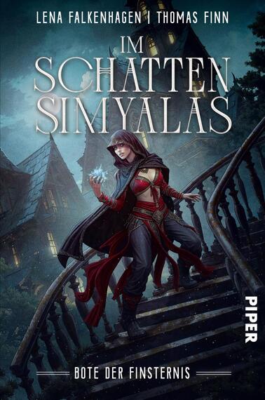 Das Buchcover zeigt eine mysteriöse Szene mit einer weiblichen Figur in einem rot-schwarzen Outfit, die auf einer Holztreppe steht. Sie hat lange, dunkle Haare und blickt entschlossen nach vorne. Im Hintergrund sind dunkle, schattenhafte Gebäude sichtbar, die eine geheimnisvolle Atmosphäre erzeugen. Der Titel „IM SCHATTEN SIMYALAS“ ist in großen, ornamentalen Buchstaben oben platziert, während der Untertitel „Bote der Finsternis“ in kleineren, eleganten Schriftzügen darunter steht. Die Farben sind dunkle Töne, die die geheimnisvolle Stimmung des Covers unterstreichen.