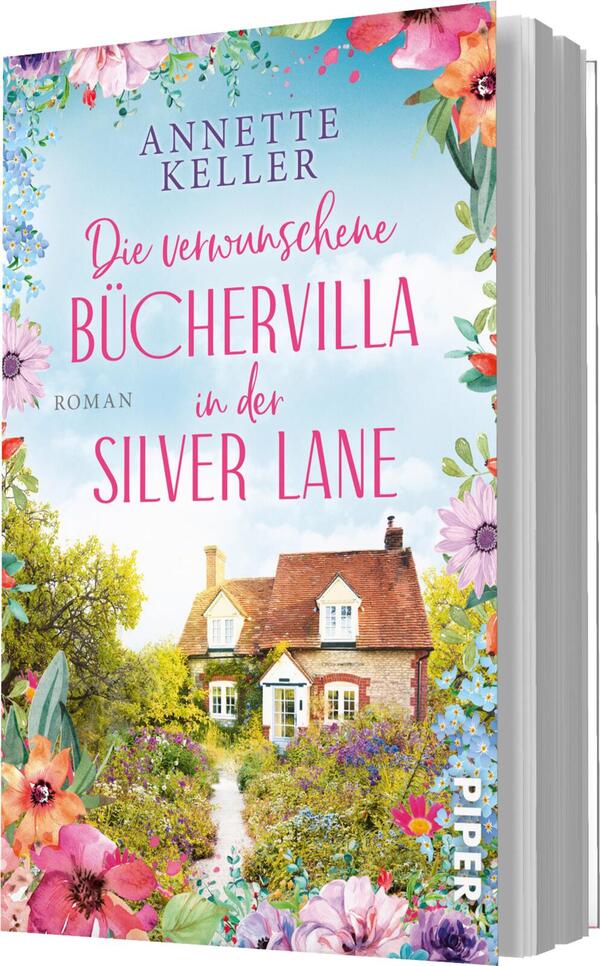 Das Buchcover zeigt eine malerische Buchvilla umgeben von üppig blühenden Gärten und einem strahlend blauen Himmel. Der Titel „Die verwunschenen Büchervilla in der Silver Lane“ ist in verspielter, pinker Schrift oben platziert, während der Zusatz „Roman“ in schlichter, goldener Schrift am unteren Rand steht. Sanfte Farben und eine einladende Atmosphäre schaffen ein Gefühl von Romantik und Entdeckung.