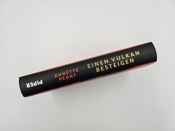 Außenansicht des Buches „Einen Vulkan besteigen“