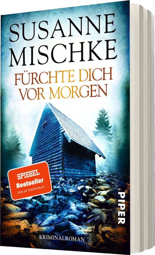 Das Buchcover zeigt ein mysteriöses, einsames Holzhaus, das von düsterem Nebel umgeben ist. Im Vordergrund sind verstreute Steine und eine unheimliche Atmosphäre sichtbar. Der Titel „Fürchte dich vor Morgen“ steht in großen, orangefarbenen Buchstaben, während der Autor „Susanne Mischke“ darüber in schlichter, weißer Schrift platziert ist. In der oberen linken Ecke befindet sich ein rotes Etikett mit der Aufschrift „SPIEGEL Bestseller“ in weißer Schrift sowie der Hinweis „Jetzt als Taschenbuch“. Das Cover vermittelt ein Gefühl von Spannung und Ungewissheit.