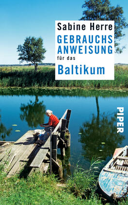 Gebrauchsanweisung für das Baltikum Das Buchcover zeigt eine friedliche Landschaft am Wasser mit üppigen grünen Uferpflanzen. Im Vordergrund sitzt eine Person auf einem Holzsteg und ist mit einem roten Oberteil bekleidet. Der Himmel ist blau und mit einigen weißen Wolken geschmückt. Der Titel „GEBRAUCHSANWEISUNG für das Baltikum“ steht in großen, weiß-blauen Buchstaben auf einem hellen Hintergrund. Der Name der Autorin, Sabine Herre, ist oben platziert. Das Verlagslogo „PIPER“ ist in Weiß an der rechten Kante zu sehen.