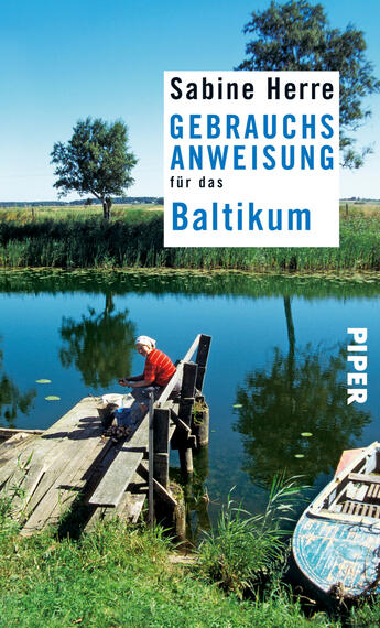 Das Buchcover zeigt eine friedliche Landschaft am Wasser mit üppigen grünen Uferpflanzen. Im Vordergrund sitzt eine Person auf einem Holzsteg und ist mit einem roten Oberteil bekleidet. Der Himmel ist blau und mit einigen weißen Wolken geschmückt. Der Titel „GEBRAUCHSANWEISUNG für das Baltikum“ steht in großen, weiß-blauen Buchstaben auf einem hellen Hintergrund. Der Name der Autorin, Sabine Herre, ist oben platziert. Das Verlagslogo „PIPER“ ist in Weiß an der rechten Kante zu sehen.