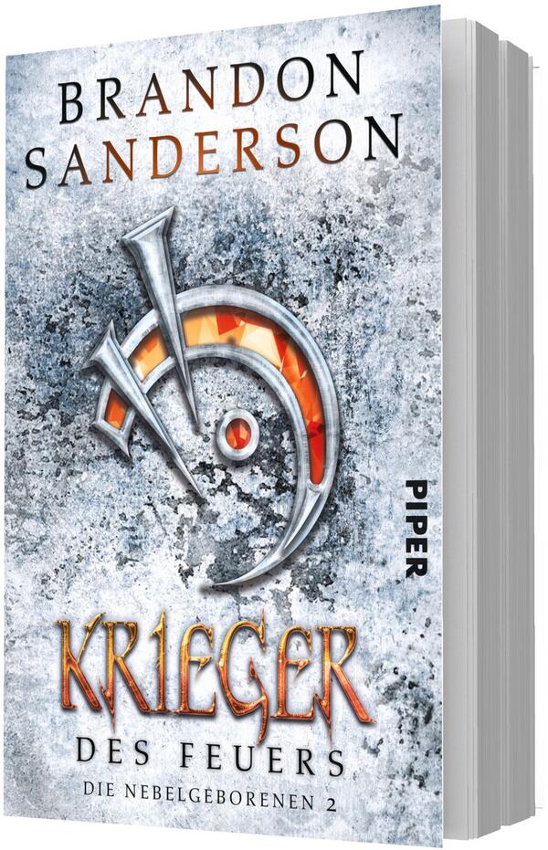 Das Buchcover zeigt einen frostgrauen, strukturierten Stein- oder Eis-Hintergrund, im Zentrum ein silbernes, halbkreisförmiges Emblem mit scharfen metallischen Spitzen und orange glühender Innenfläche. Oben steht der Autorenname Brandon Sanderson in großen Großbuchstaben, darunter der Titel „KRIEGER“ in ornamentaler, feurig-orangener Schrift; darunter kleiner „DES FEUERS“ und „DIE NEBELGEBORENEN 2“. Atmosphäre: episch, kontrastierend kalt und heiß.