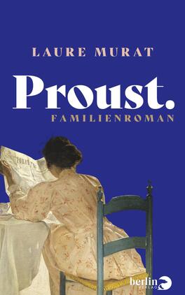 Das Buchcover zeigt einen blauen Hintergrund, der eine ruhige und ansprechende Atmosphäre schafft. Im Vordergrund sitzt eine Person an einem Tisch und liest eine Zeitung, gekleidet in ein helles, elegantes Kleid. Der Titel „Proust.“ steht in großer, weißer Schrift oben, gefolgt vom Autorenname „Laure Murat“ und dem Untertitel „Familienroman“ in goldener Schrift. Die Typografie ist modern und einladend, was das Interesse an der Geschichte weckt.