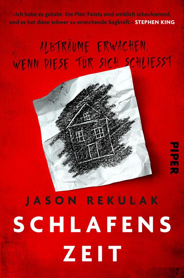Das Buchcover zeigt einen roten Hintergrund, vor dem ein zerknülltes Blatt Papier mit einer skizzierten, schaurig wirkenden Hausdarstellung abgebildet ist. Über der Grafik steht der Titel „SCHLAFENS ZEIT“ in fetter, schwarzer Schrift, darunter der Name des Autors „JASON REKULAK“. Am oberen Rand sind in handgeschriebener Schrift die Worte „Albträume erwachen. Wenn diese Tür sich schließt“ platziert. Die Gestaltung vermittelt eine spannende und gleichzeitig bedrohliche Atmosphäre.