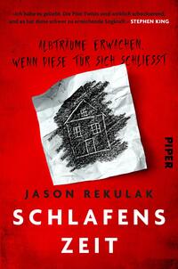 Das Buchcover zeigt einen roten Hintergrund, vor dem ein zerknülltes Blatt Papier mit einer skizzierten, schaurig wirkenden Hausdarstellung abgebildet ist. Über der Grafik steht der Titel „SCHLAFENS ZEIT“ in fetter, schwarzer Schrift, darunter der Name des Autors „JASON REKULAK“. Am oberen Rand sind in handgeschriebener Schrift die Worte „Albträume erwachen. Wenn diese Tür sich schließt“ platziert. Die Gestaltung vermittelt eine spannende und gleichzeitig bedrohliche Atmosphäre.