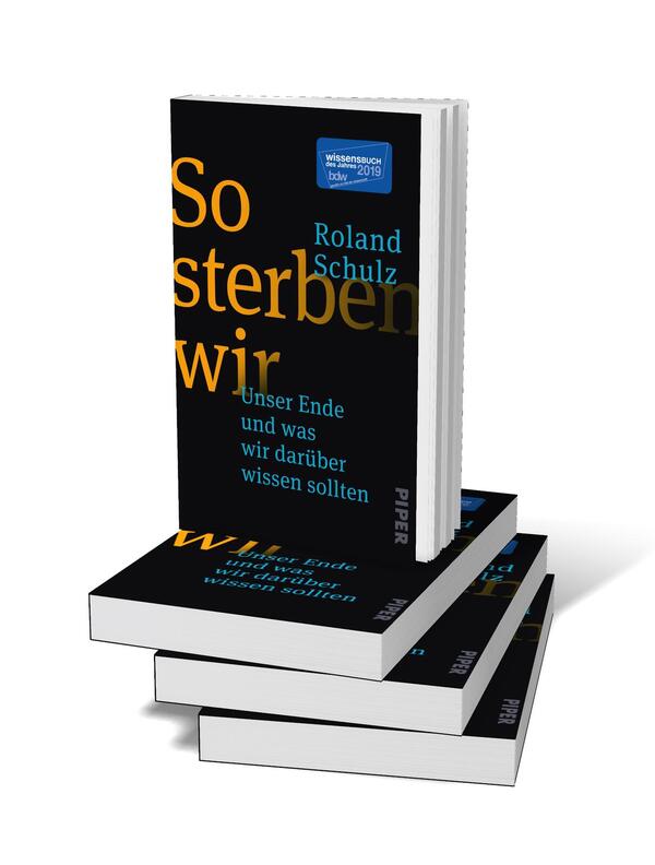 Bücherstapel des Buches „So sterben wir“