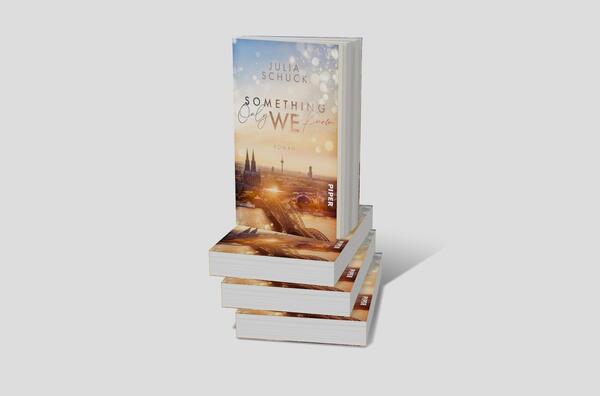 Bücherstapel des Buches „Something only we know“