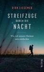 Das Buchcover zeigt eine nächtliche Szenerie mit einem klaren, sternenübersäten Himmel. Im Vordergrund sind zwei silhouettenartige Figuren zu sehen, die eine Stadtlandschaft mit charakteristischen Hochhäusern betrachten. Der Titel „Streifzüge durch die Nacht“ hebt sich in großen, weißen Buchstaben ab und wird von dem Autorennamen „Dirk Liesemer“ in roter Schrift ergänzt. Unter dem Titel steht der Untertitel „Wie ich unsere Heimat neu entdeckte“ in kleinerer Schrift. Die Farbtöne des Covers sind überwiegend blau und schwarz, was eine melancholische und nachdenkliche Atmosphäre vermittelt.