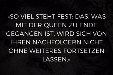 Zitat aus Alexander von Schönburgs „Was bleibt, was wird – die Queen und ihr Erbe“ vor Queen Elizabeth II. Briefmarke im Hintergrund