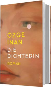 Das Buchcover zeigt eine großformatige, weichgezeichnete Nahaufnahme eines weiblichen Gesichts in warmen Pfirsich- und Orangetönen. Links steht der Autorenname Özge İnan in gelber Versalschrift, darunter der Titel Die Dichterin in weißer Versalschrift und das Wort Roman ebenfalls in Gelb. Auf Höhe des Auges ein kleiner rosa Punkt. Die Stimmung wirkt zart, intim und malerisch.