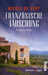 Das Buchcover zeigt ein malerisches Landschaftsbild mit einem typisch französischen Steinhaus, umgeben von grünen Bäumen und lila Lavendel. Der Himmel ist blau mit sanften Wolken. Oberhalb des Hauses steht in leuchtendem Weiß der Titel „Französische Täuschung“, während der Name der Autorin, Nicole de Vert, in kräftigem Orange darüber prangt. Am unteren Rand ist der Zusatz „Provence-Krimi“ in schlichter Schrift angebracht.
