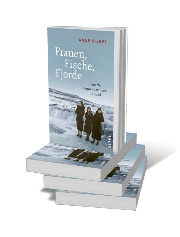 Bücherstapel des Buches „Frauen, Fische, Fjorde“