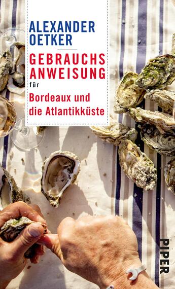 Das Buchcover zeigt eine Nahaufnahme von Händen, die eine offene Auster halten, umgeben von weiteren Austern auf einem gestreiften Tisch. Der Hintergrund ist hell und einladend, mit natürlichen Farben, die eine maritime Atmosphäre vermitteln. Oben links steht der Autor „Alexander Oetker“ in schwarzer Schrift, während der Titel „GEBRAUCHSANWEISUNG für Bordeaux und die Atlantikküste“ in einer Kombination aus roter und blauer Schrift, klar und auffällig, platziert ist.