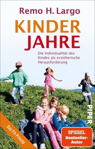 Das Buchcover zeigt eine fröhliche Kinderszene auf einer Wiese. In der Mitte stehen vier Kinder, darunter ein Mädchen mit langen, blonden Haaren und ein Junge in blauer Kleidung. Im Hintergrund sind zwei weitere Kinder zu sehen. Der Titel „KINDER JAHRE“ ist in großen, orangefarbenen Buchstaben hervorgehoben. Darunter steht in kleinerer Schrift: „Die Individualität des Kindes als erzieherische Herausforderung“. Das Cover vermittelt eine positive und einladende Atmosphäre.