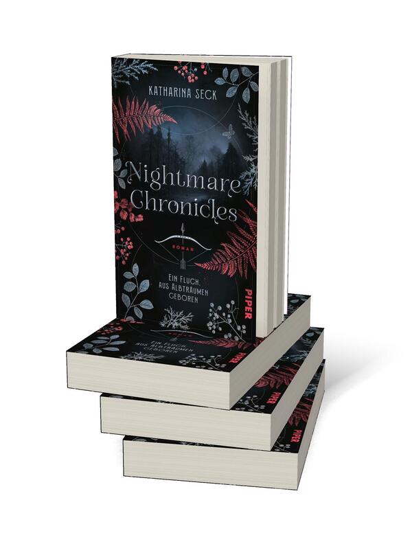 Bücherstapel des Buches „Nightmare Chronicles – Ein Fluch, aus Albträumen geboren“
