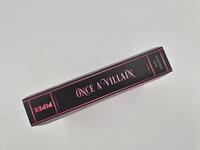 Außenansicht des Buches „Once a Villain“