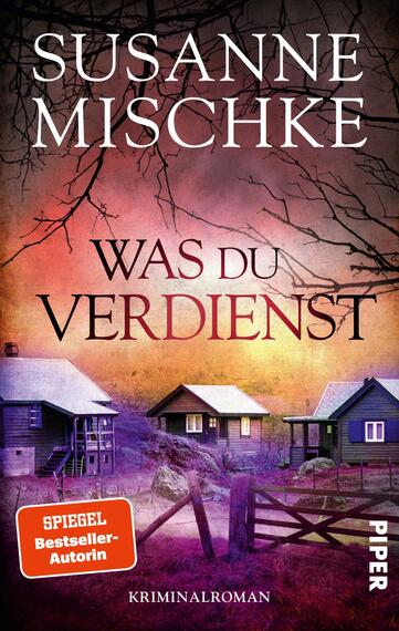 Das Buchcover zeigt den Namen der Autorin Susanne Mischke in großer weißer Serifschrift oben, darunter den Titel „Was du verdienst“ in kräftiger, dunkler Serifkapitalisierung. Vor einem orange-violett verlaufenden Abendhimmel stehen drei kleine Holzhäuser auf verwildertem Gelände, ein geöffnetes Holztor im Vordergrund und kahle Baumzweige im oberen Bildrand. Ein orange-rotes Badge mit der Aufschrift „SPIEGEL Bestseller-Autorin“ und das Wort „Kriminalroman“ unten komplettieren die düstere, spannungsgeladene Stimmung.