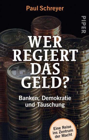 Das Buchcover zeigt einen Hintergrund aus übereinander gestapelten Münzen in Gold- und Silbertönen, die eine wirtschaftliche Thematik insinuieren. Der Titel „WER REGIERT DAS GELD?“ ist in großen, weißen Buchstaben zentral platziert, begleitet von einer Unterzeile „Banken, Demokratie und Täuschung“ in kleinerer Schrift. Oben links steht der Autorennamen Paul Schreyer in orange. Unten befindet sich ein oranger runder Button mit dem Text „Eine Reise ins Zentrum der Macht“. Die allgemeine Atmosphäre vermittelt eine kritische Auseinandersetzung mit finanziellen und politischen Themen.