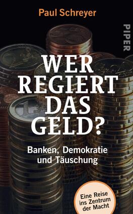 Das Buchcover zeigt einen Hintergrund aus übereinander gestapelten Münzen in Gold- und Silbertönen, die eine wirtschaftliche Thematik insinuieren. Der Titel „WER REGIERT DAS GELD?“ ist in großen, weißen Buchstaben zentral platziert, begleitet von einer Unterzeile „Banken, Demokratie und Täuschung“ in kleinerer Schrift. Oben links steht der Autorennamen Paul Schreyer in orange. Unten befindet sich ein oranger runder Button mit dem Text „Eine Reise ins Zentrum der Macht“. Die allgemeine Atmosphäre vermittelt eine kritische Auseinandersetzung mit finanziellen und politischen Themen.