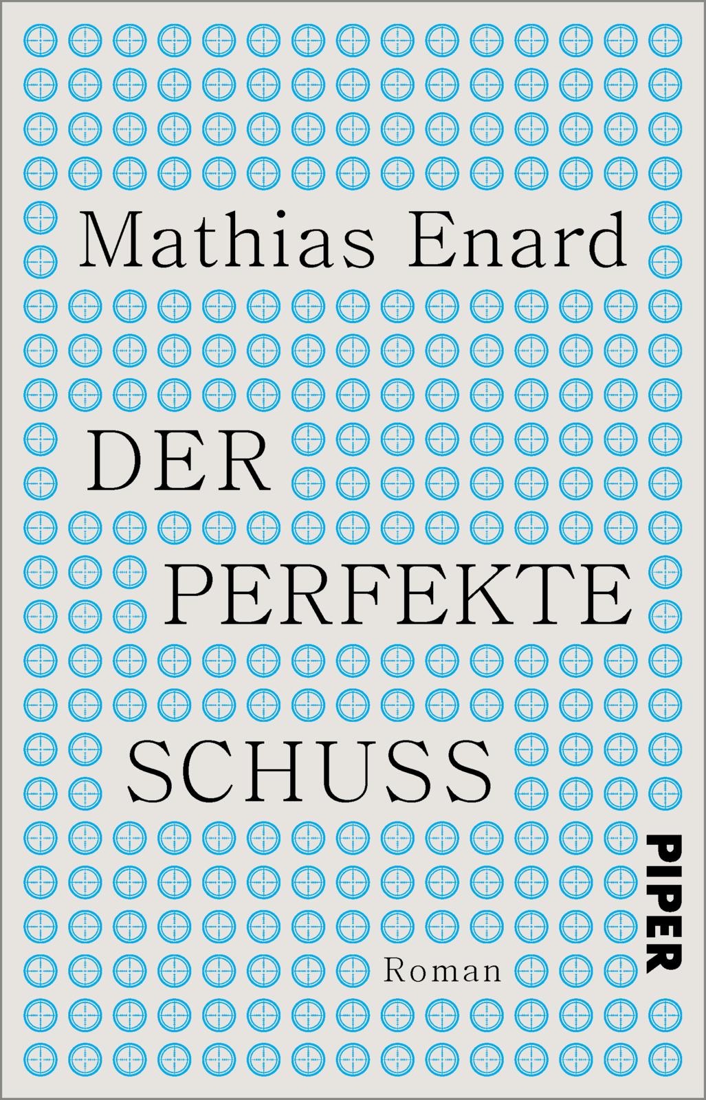Das Buchcover zeigt einen Hintergrund in hellem Grauton, der mit vielen kleinen blauen Kreisen mit weißen Pluszeichen gefüllt ist. In der Mitte steht der Titel „DER PERFEKTE SCHUSS“ in großen, schwarzen Buchstaben, ergänzt durch den Autorennamen „Mathias Enard“ in einer kleineren Schriftgröße darüber. Das Wort „Roman“ befindet sich am unteren Rand, ebenfalls in Schwarz. Das Gesamtbild vermittelt einen modernen, grafischen Eindruck, der den Leser anspricht.