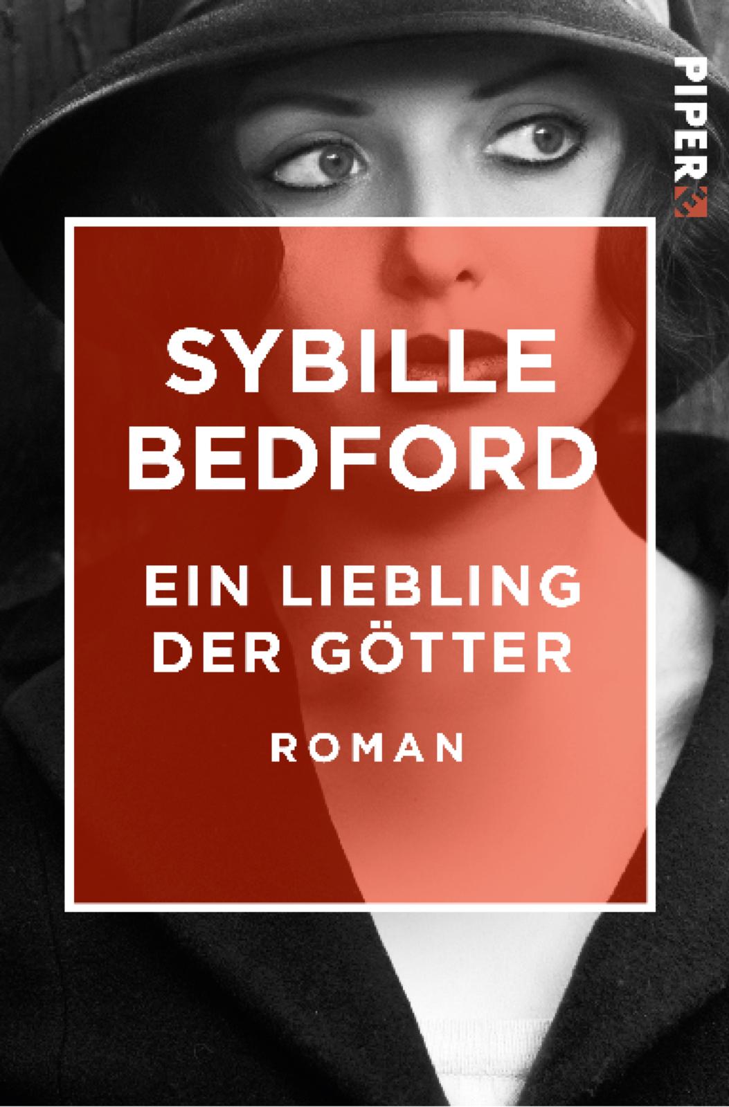 Das Buchcover zeigt ein schwarz-weißes Porträt einer Frau mit einem Hut, die einen nachdenklichen Blick hat. Über dem Bild befindet sich ein rotes, halbtransparentes Rechteck, das die Titelinformationen enthält. In großen, weißen Buchstaben steht „SYBILLE BEDFORD“ darüber, gefolgt von „EIN LIEBLING DER GÖTER“ und der Klassifikation „ROMAN“ in kleinerer Schrift darunter. Der Kontrast zwischen dem Rot und den Schwarz-Weißen Tönen schafft eine starke visuelle Wirkung und vermittelt eine geheimnisvolle Atmosphäre.