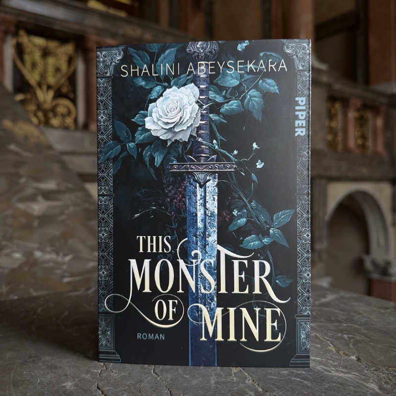 „This Monster of Mine“ steht auf einem Marmorstein.