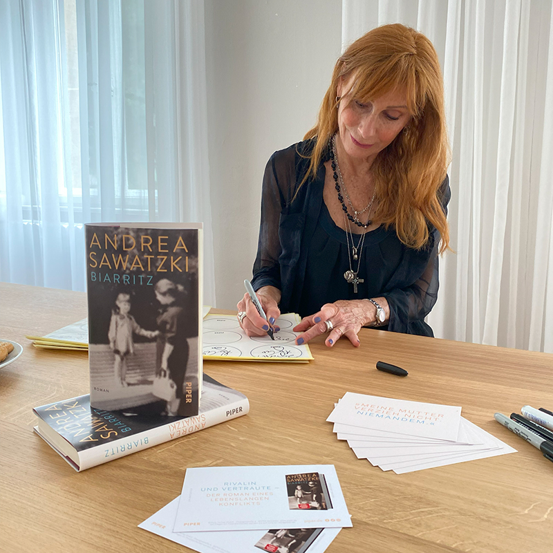 Andrea Sawatzki signiert ihr neues Buch