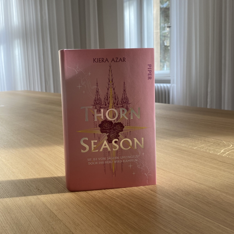 "Thorn Season" Steht auf einem Holztisch