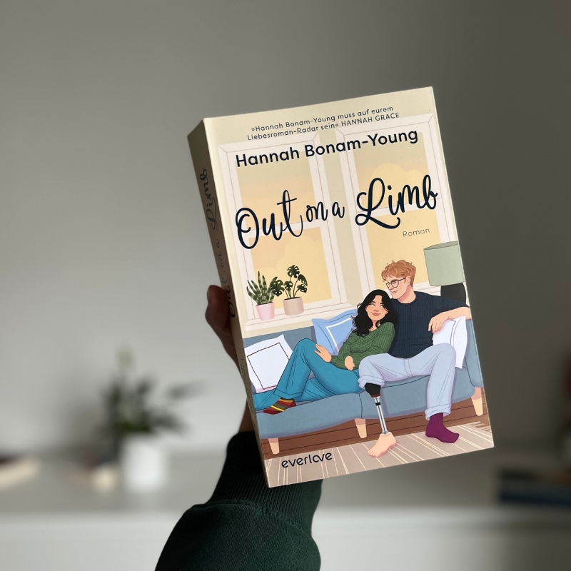 „Out on a Limb“ wird von einer Hand hoch gehalten