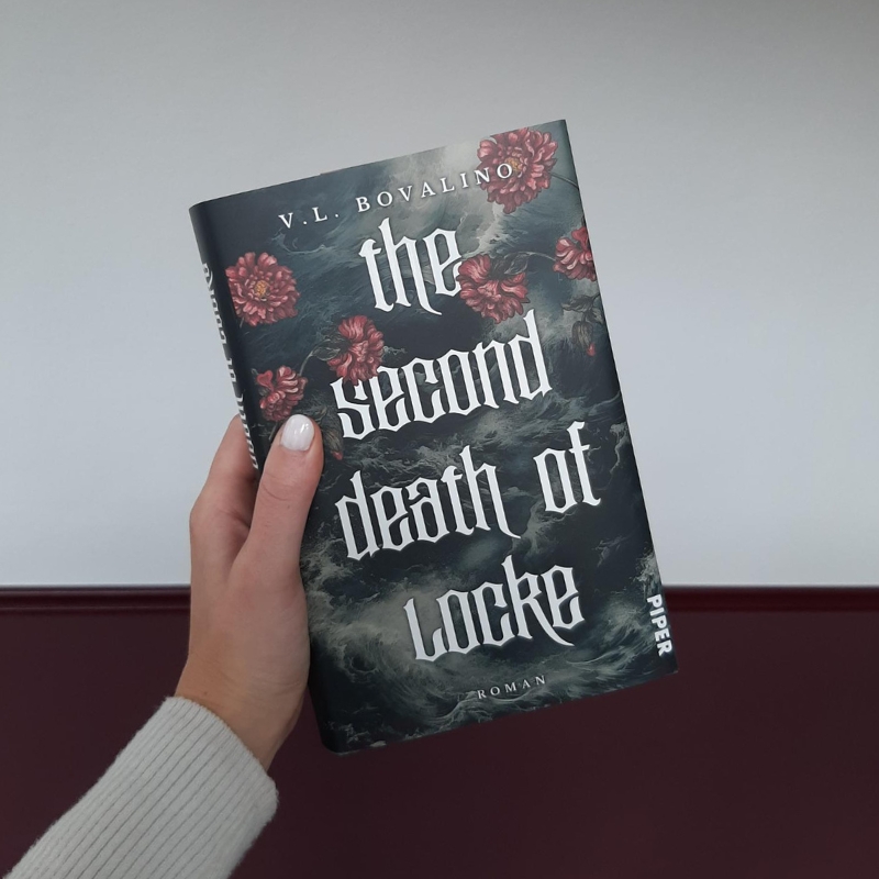 „The Second Death of Locke“ wird vor einer weiß-dunkelroten Wand gehalten