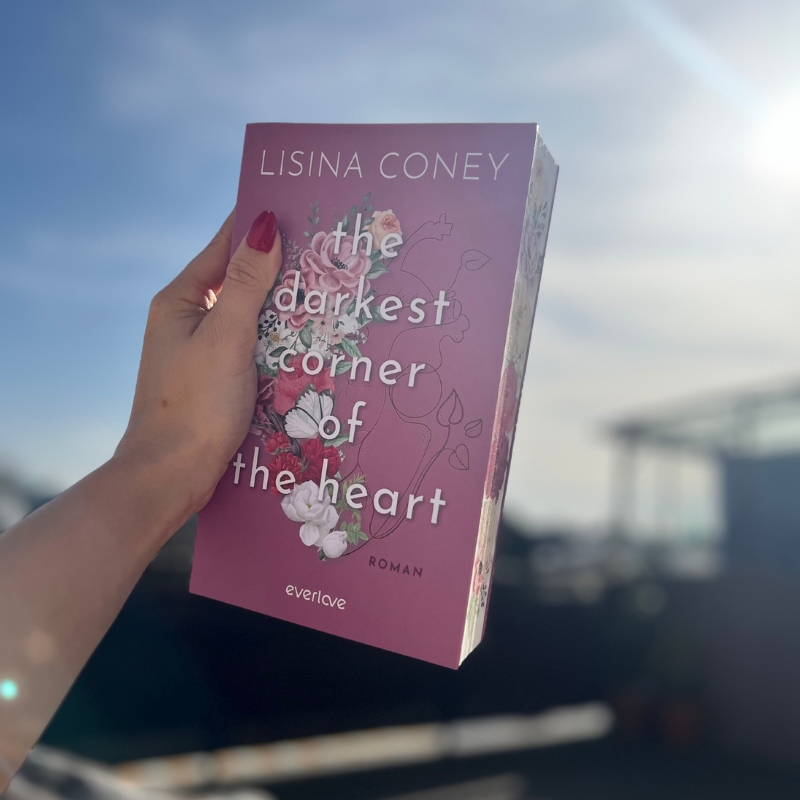 "The darkest corner of the heart" wird von einer Hand in die Luft gehalten