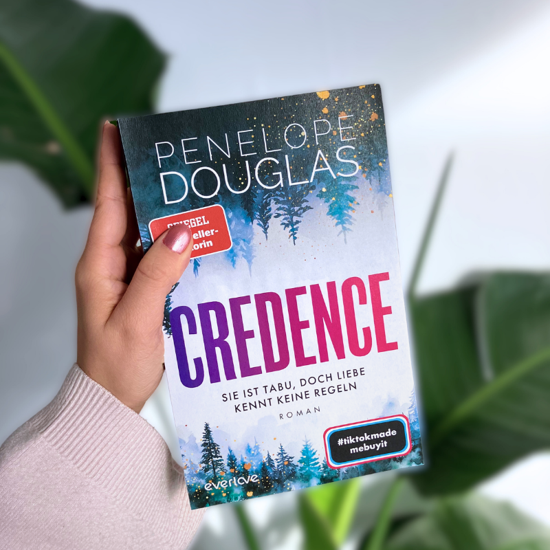 „Credence“ von Penelope Douglas wird vor Pflanzen gehalten