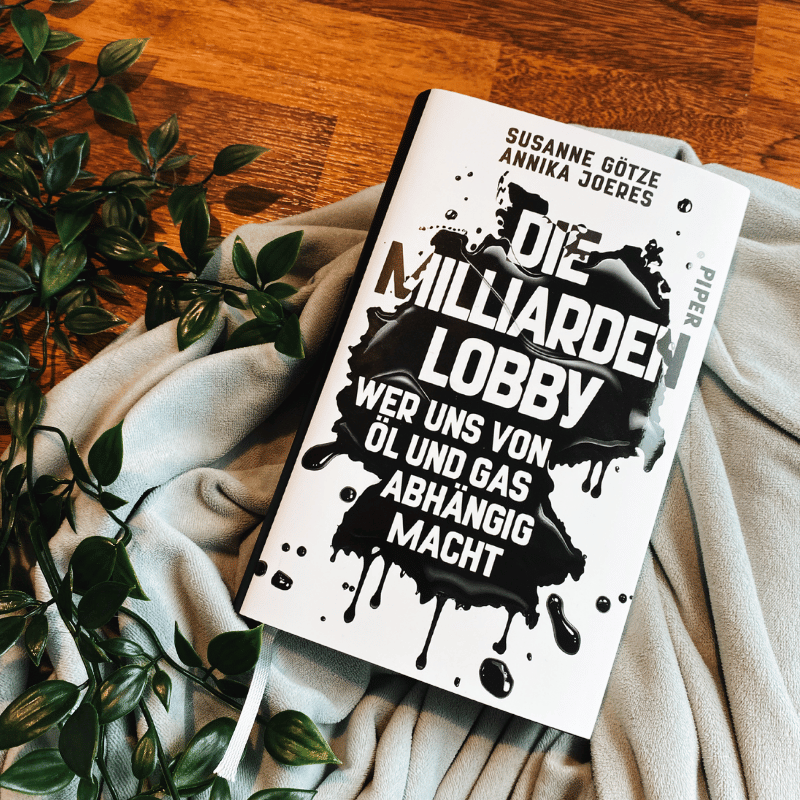 „Die Milliardenlobby“ von Susanne Götze und Annika Joeres liegt auf einem hellen Stofftuch.