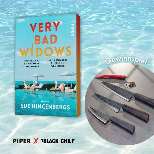 Das Bild zeigt das Buch „Very Bad Widows“ vor einem Wasserhintergrund. Rechts daneben ist ein Messer-Set mit Holzgriffen, eine rote Chilischote und Pfefferkörner. Es wird ein Messer-Set verlost werden.