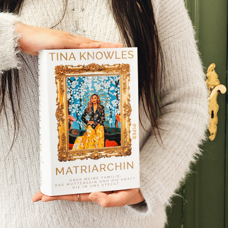 „Matriarchin“ von Tina Knowles wird von einer Person gehalten