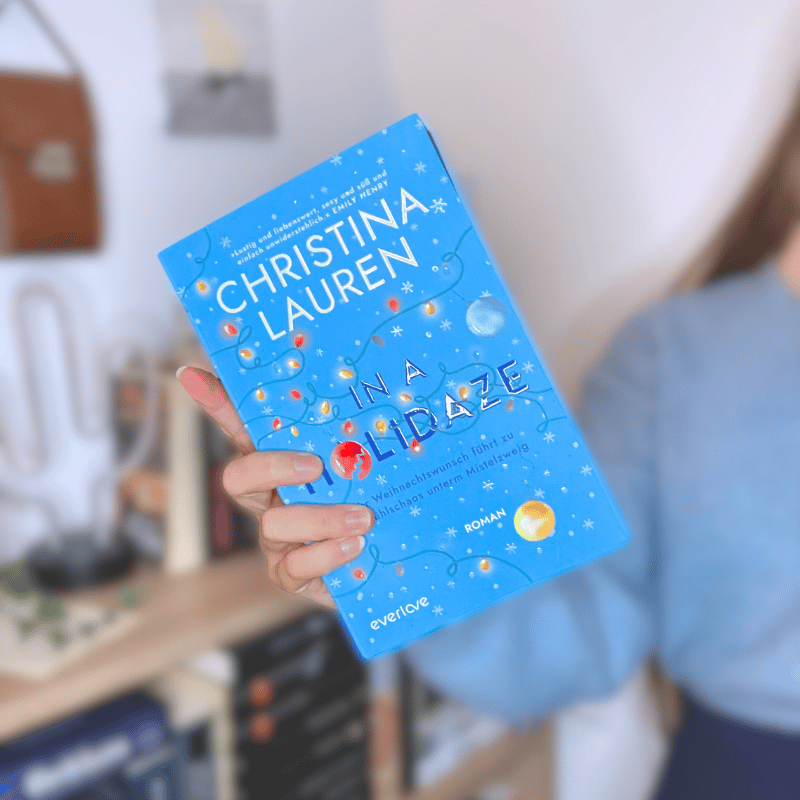 „In a Holidaze“ von Christina Lauren wird von einer Person gehalten
