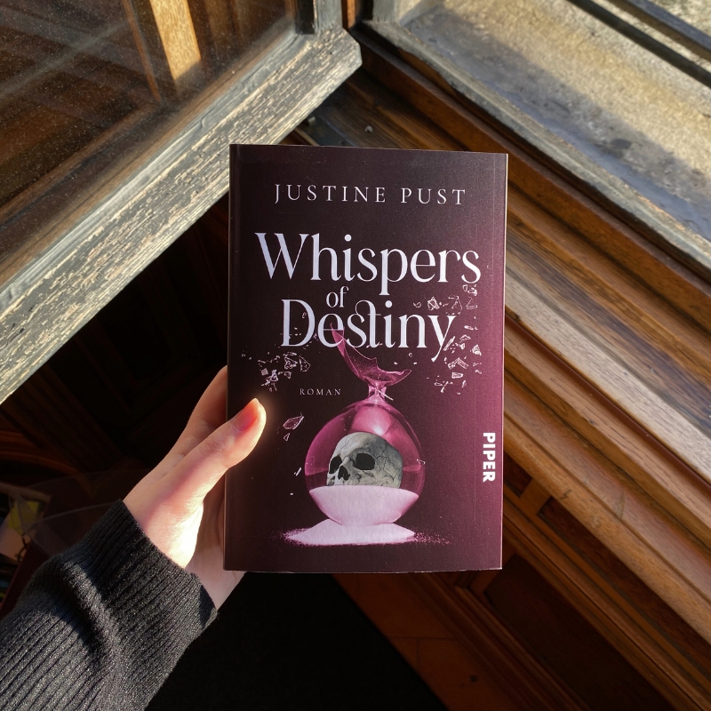 Eine Hand hält „Whispers of Destiny“