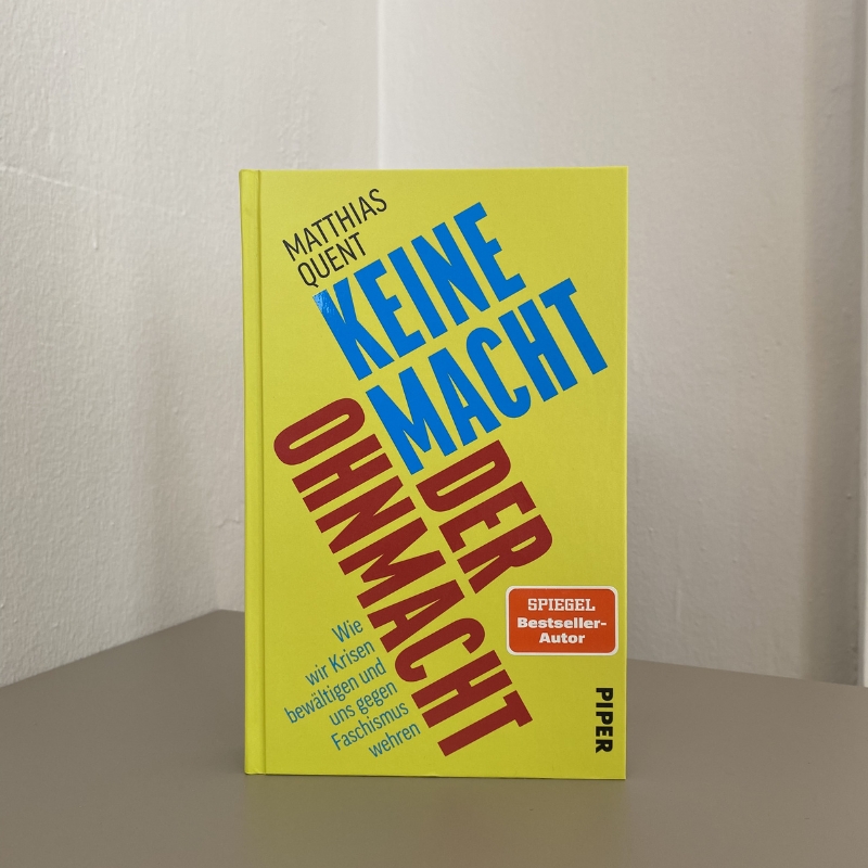 "Keine Macht der Ohnmacht" steht vor einer weißen Wand
