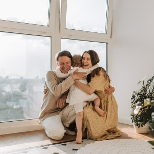 Eine Familie umarmt sich freudestrahlend