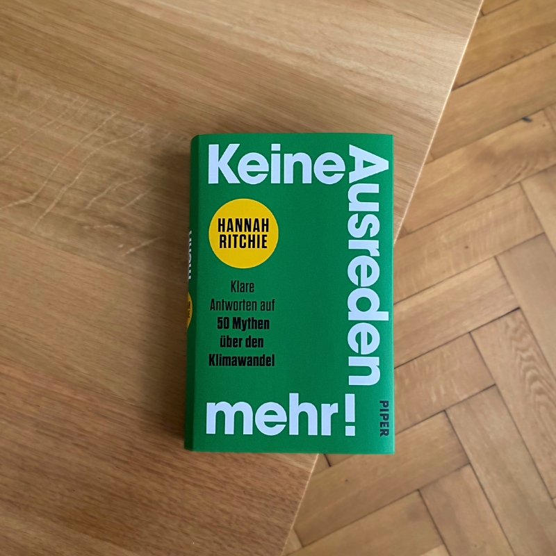 „Keine Ausreden mehr!“ liegt auf einem Holztisch