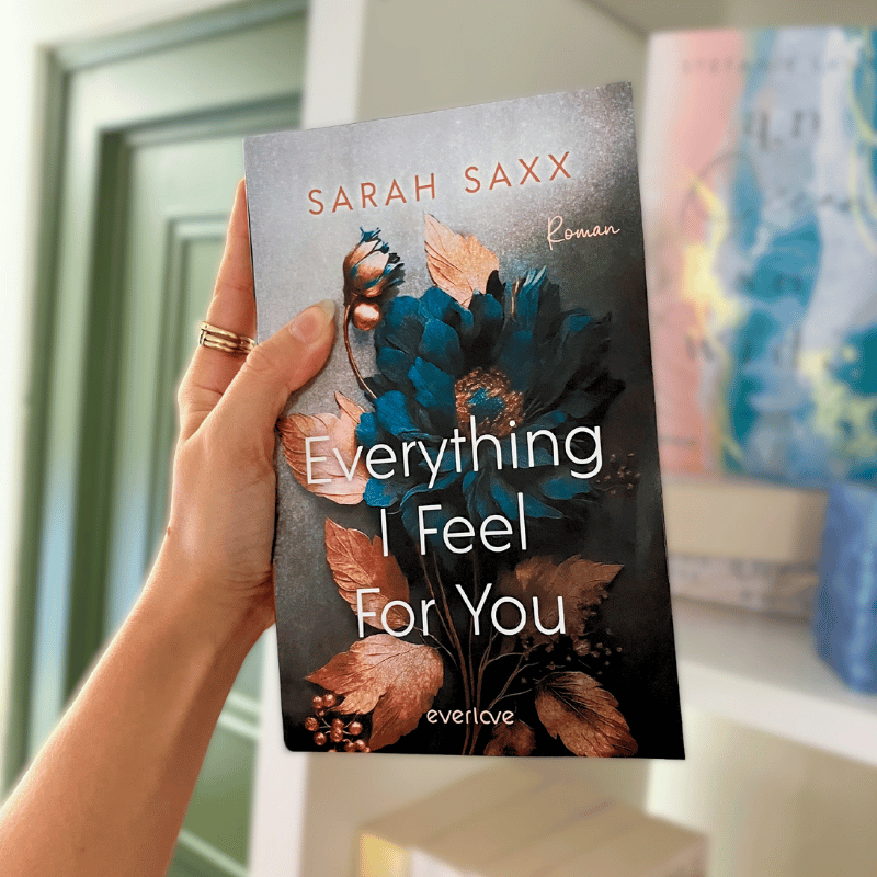 „Everything I Feel For You“ von Sarah Saxx wird von einer Hand gehalten