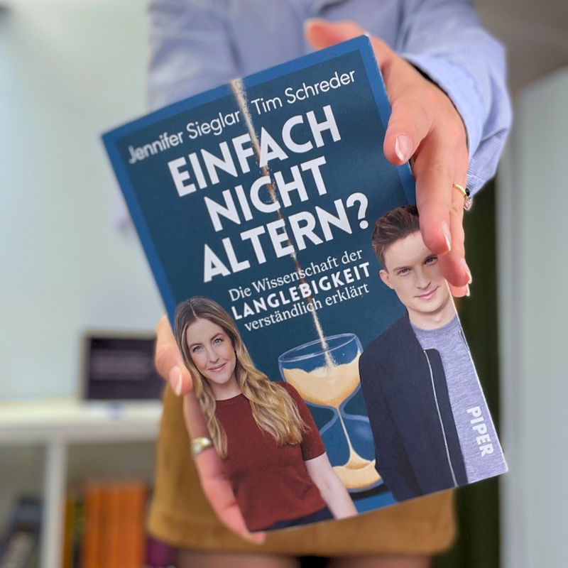 "Einfach nicht altern?" von Jennifer Sieglar und Tim Schreder wird in die Kamera gehalten.