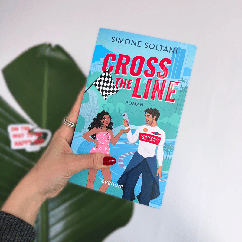 „Cross the Line“ von Simone Soltani wird vor einer Pflanze gehalten