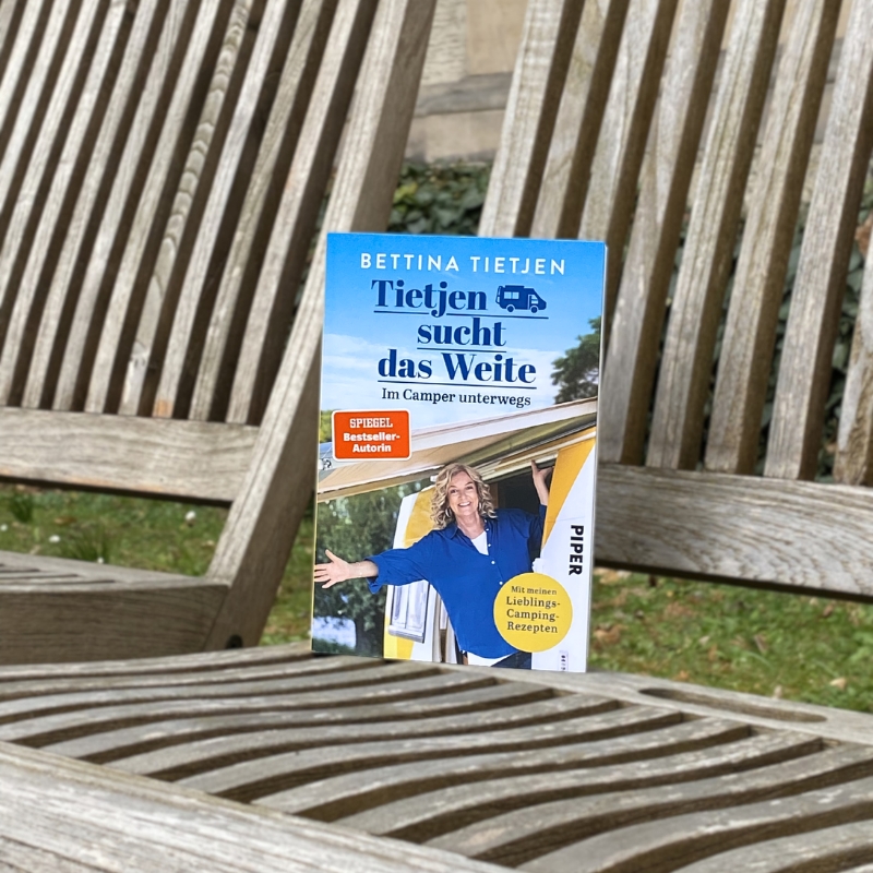 "Tietjen sucht das Weite" steht auf einer Holzbank
