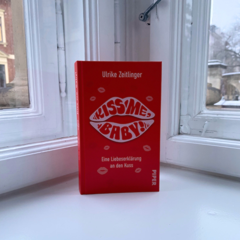 „Kiss me“ steht vor einer Fensterecke